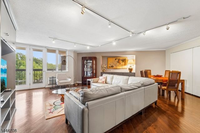 10 Smith Manor Blvd 424, West Orange Twp., NJ 07052