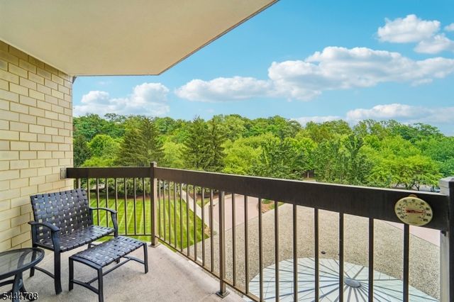 10 Smith Manor Blvd 424, West Orange Twp., NJ 07052