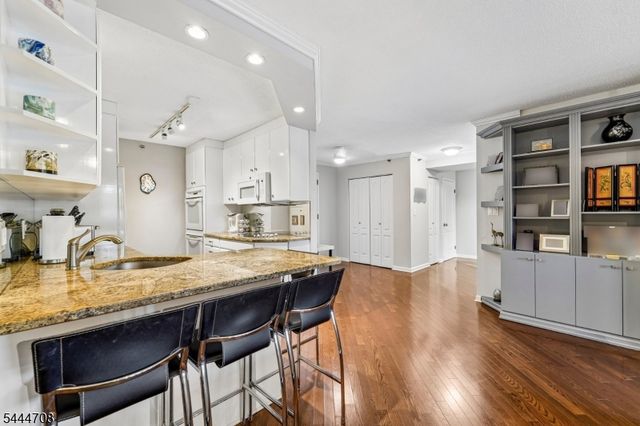 10 Smith Manor Blvd 424, West Orange Twp., NJ 07052