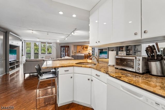 10 Smith Manor Blvd 424, West Orange Twp., NJ 07052