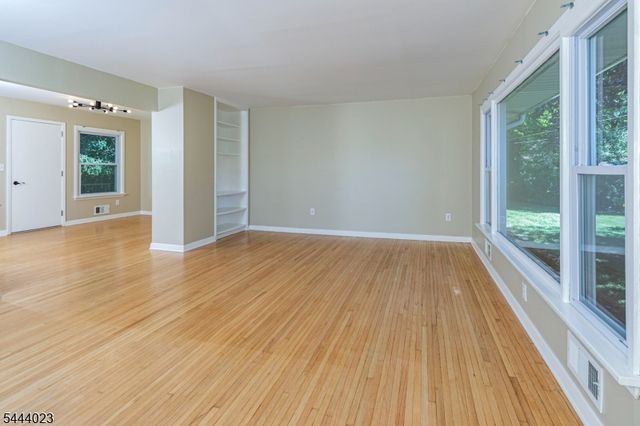 4 Park Ln, Franklin Twp., NJ 08540
