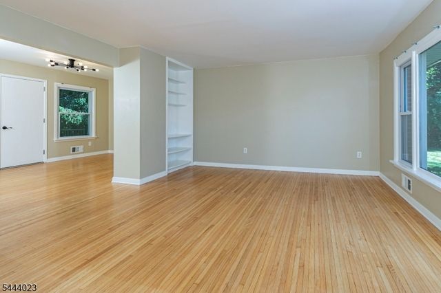 4 Park Ln, Franklin Twp., NJ 08540