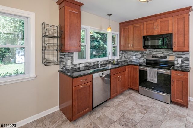 4 Park Ln, Franklin Twp., NJ 08540