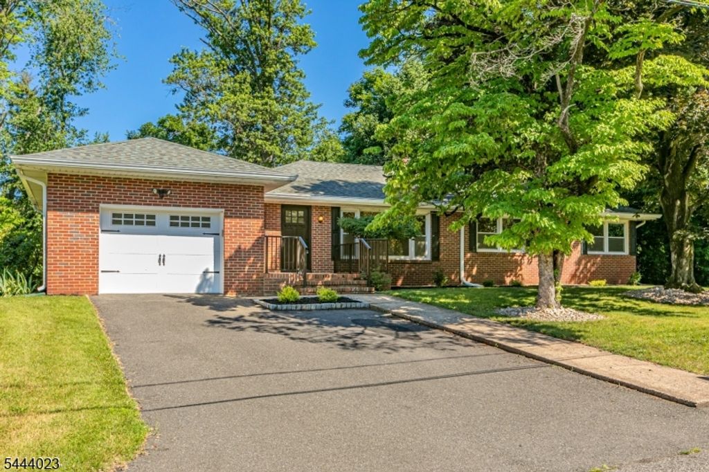 4 Park Ln, Franklin Twp., NJ 08540