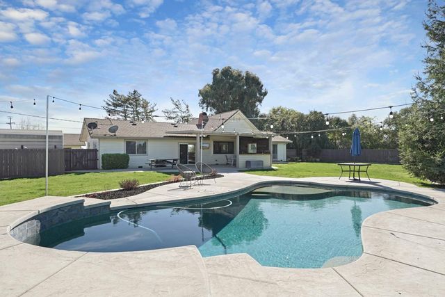 2539 E Woodson Rd, Acampo, CA 95220