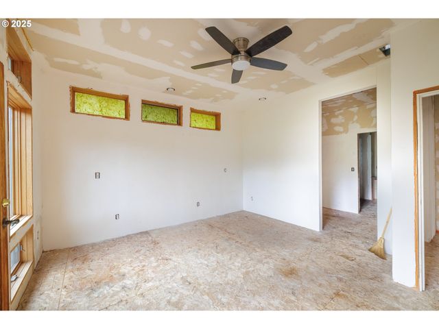 2770 AGATE St, Eugene, OR 97403