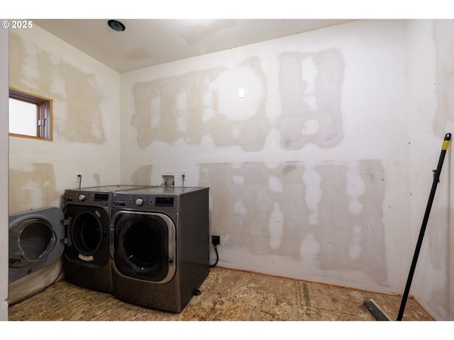 2770 AGATE St, Eugene, OR 97403