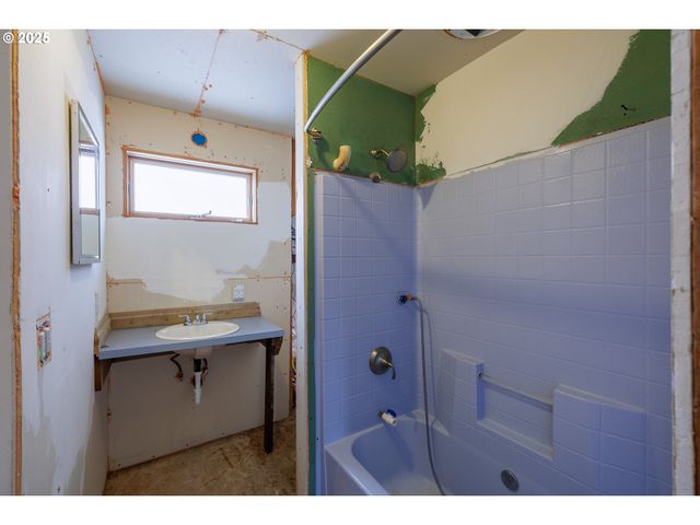 2770 AGATE St, Eugene, OR 97403