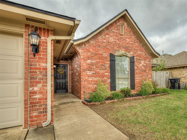 320 Madison Place Drive, Moore, OK 73160