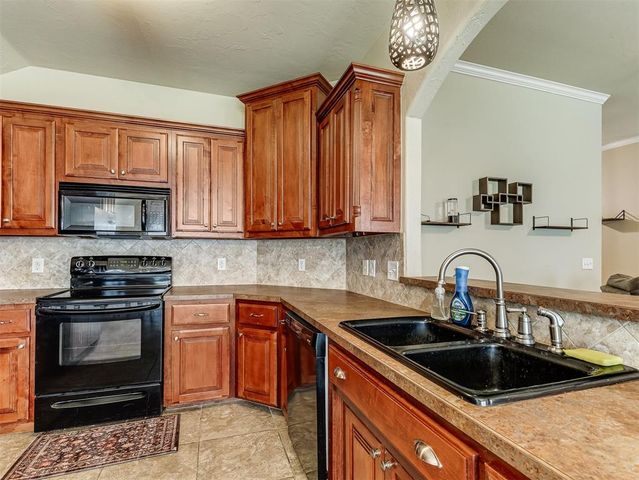 320 Madison Place Drive, Moore, OK 73160