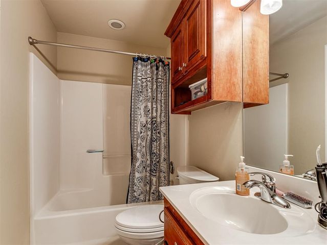 320 Madison Place Drive, Moore, OK 73160