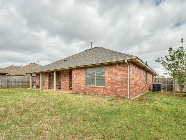 320 Madison Place Drive, Moore, OK 73160