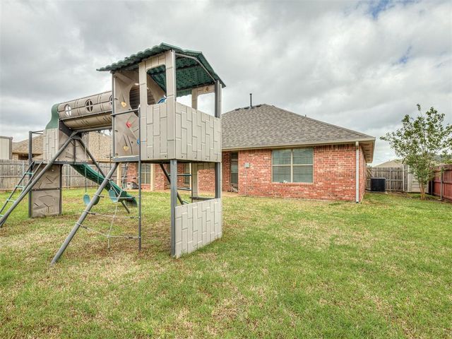 320 Madison Place Drive, Moore, OK 73160