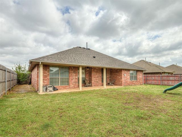 320 Madison Place Drive, Moore, OK 73160