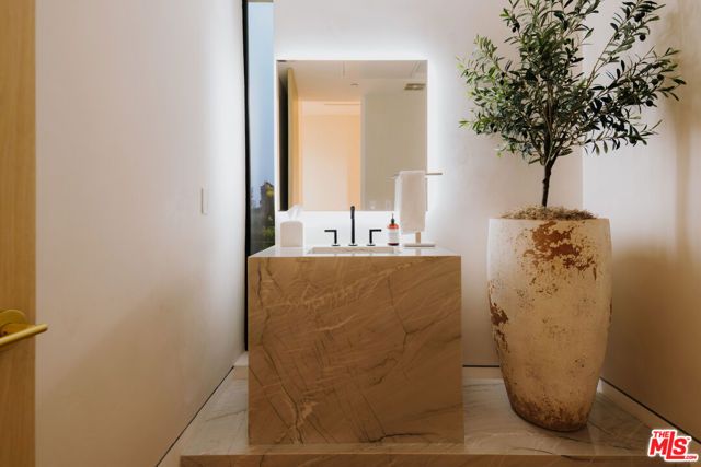 260 S Canyon View Drive, Los Angeles, CA 90049