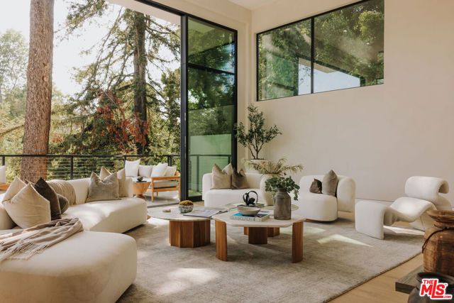 260 S Canyon View Drive, Los Angeles, CA 90049