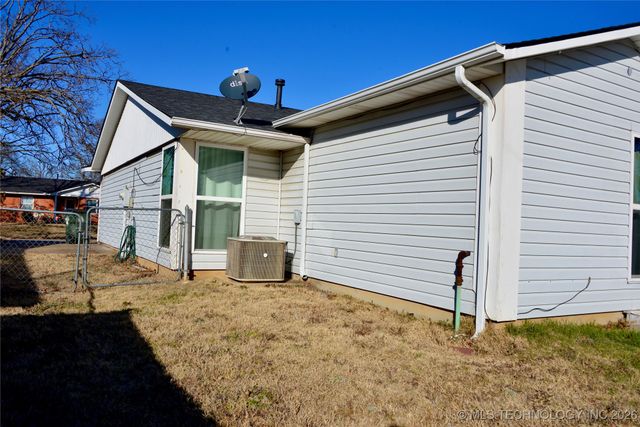 1215 Wade Wells Drive, Henryetta, OK 74437