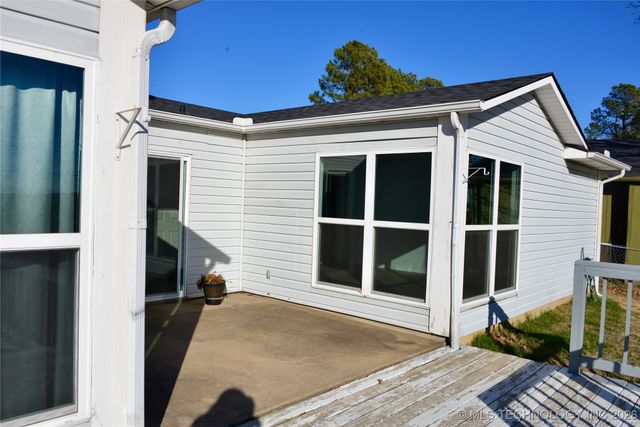 1215 Wade Wells Drive, Henryetta, OK 74437