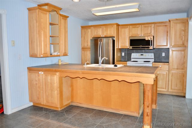 1215 Wade Wells Drive, Henryetta, OK 74437