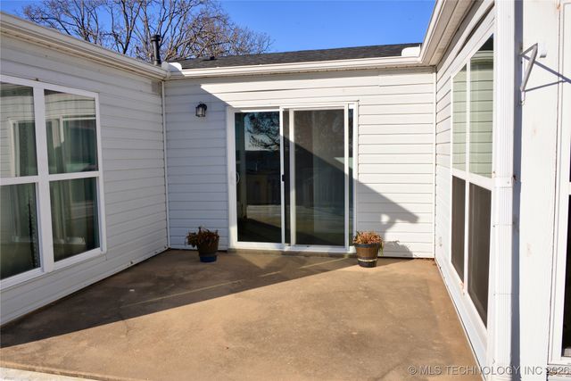 1215 Wade Wells Drive, Henryetta, OK 74437