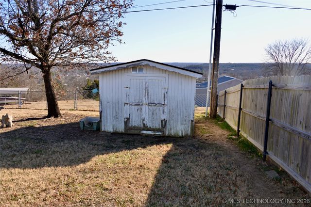 1215 Wade Wells Drive, Henryetta, OK 74437