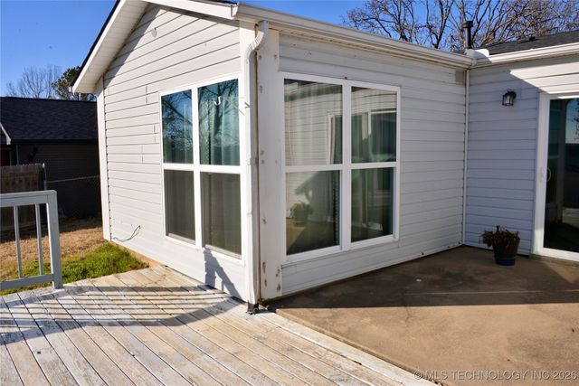 1215 Wade Wells Drive, Henryetta, OK 74437