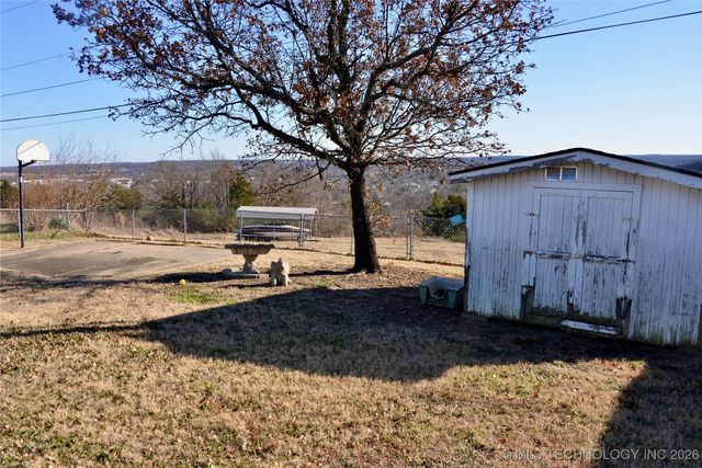 1215 Wade Wells Drive, Henryetta, OK 74437