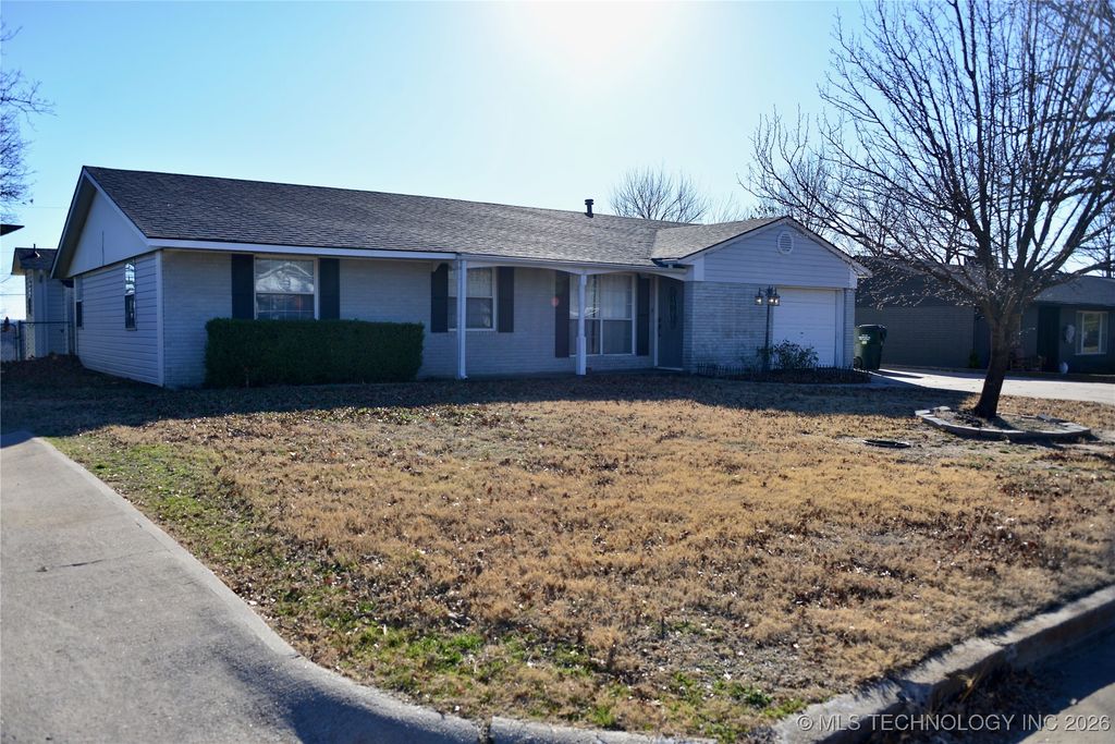 1215 Wade Wells Drive, Henryetta, OK 74437