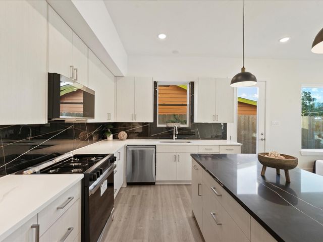 225 Noras Lane F, Houston, TX 77022