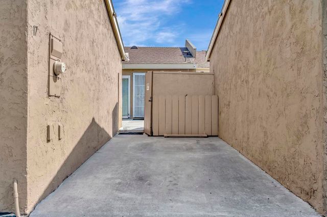 7700 Parkway Dr 17, La Mesa, CA 91942