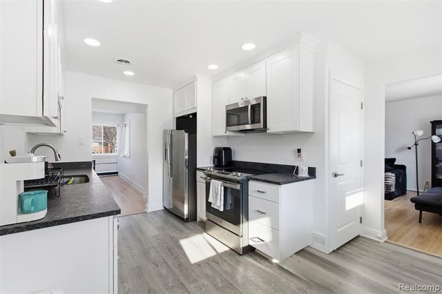 24050 Lakewood Street, Saint Clair Shores, MI 48082