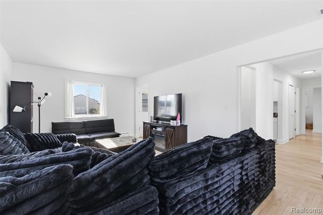 24050 Lakewood Street, Saint Clair Shores, MI 48082