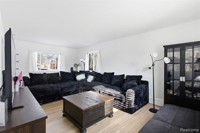 24050 Lakewood Street, Saint Clair Shores, MI 48082