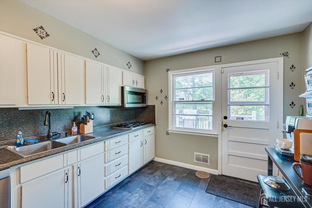 12 Gales Road, Edison, NJ 08837