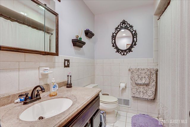 12 Gales Road, Edison, NJ 08837