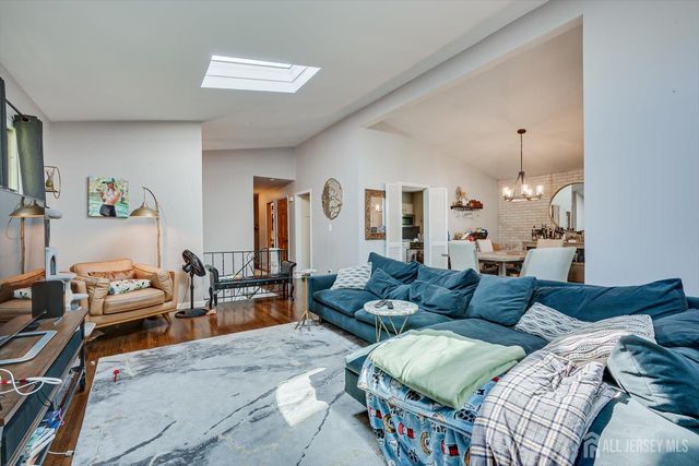 12 Gales Road, Edison, NJ 08837