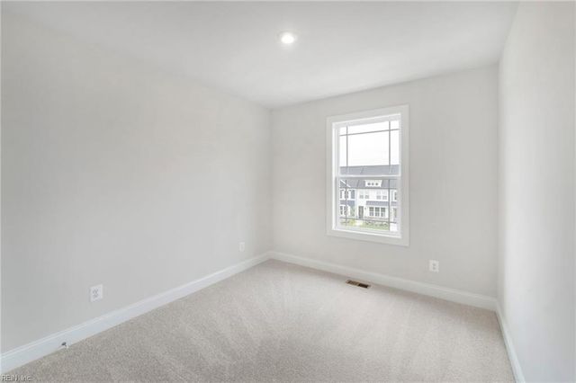 12 Bracewell LN, Yorktown, VA 23692