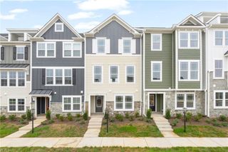 12 Bracewell LN, Yorktown, VA 23692