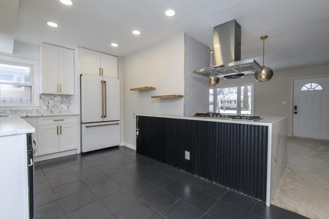 2858 S 93rd STREET, West Allis, WI 53227