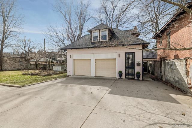 1077 Iroquois Street, Detroit, MI 48214
