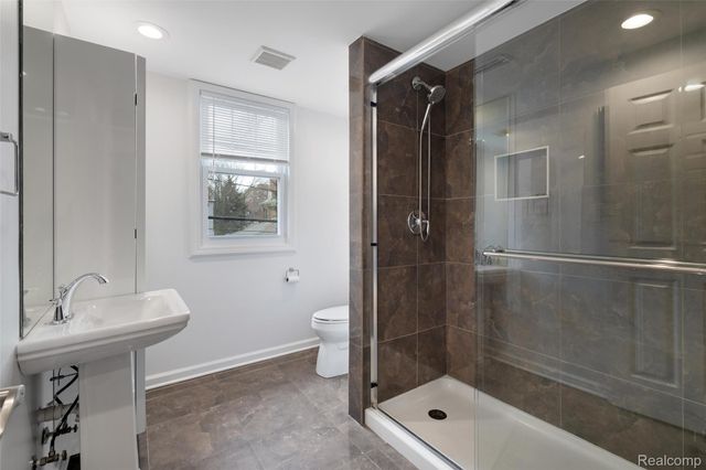 1077 Iroquois Street, Detroit, MI 48214