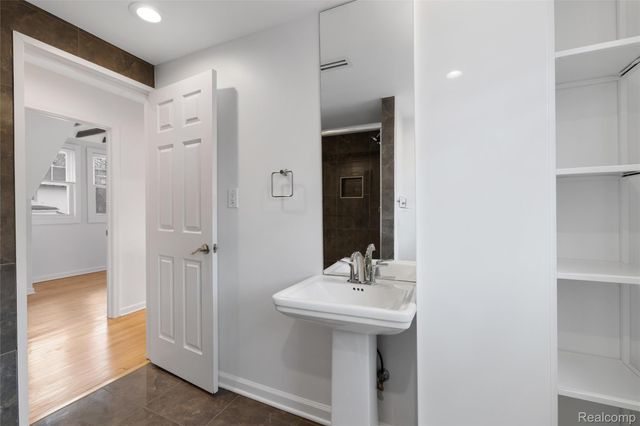 1077 Iroquois Street, Detroit, MI 48214