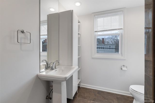 1077 Iroquois Street, Detroit, MI 48214