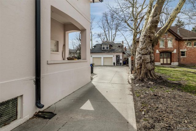 1077 Iroquois Street, Detroit, MI 48214