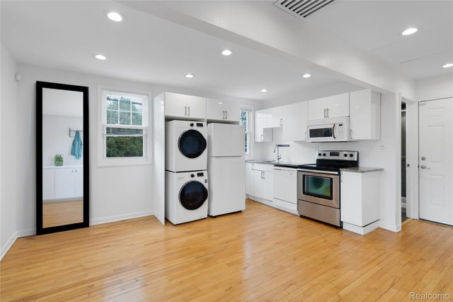 1077 Iroquois Street, Detroit, MI 48214