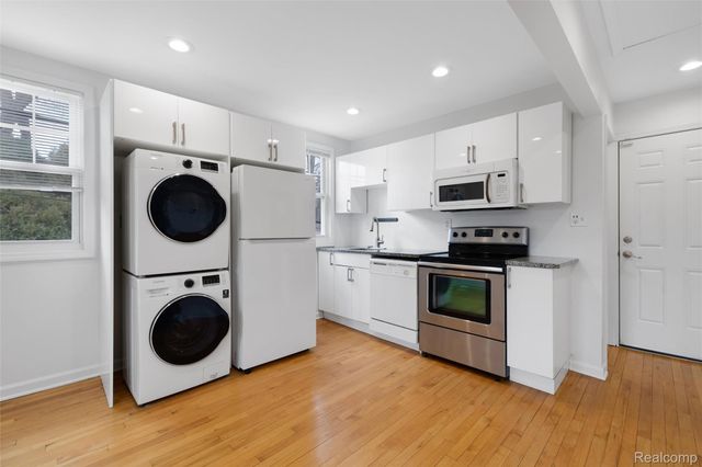 1077 Iroquois Street, Detroit, MI 48214