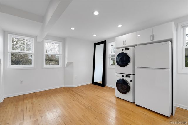 1077 Iroquois Street, Detroit, MI 48214