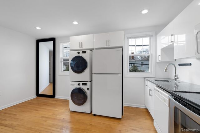 1077 Iroquois Street, Detroit, MI 48214