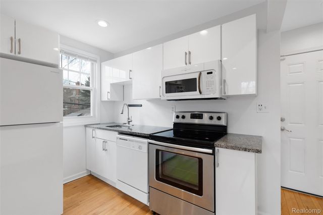 1077 Iroquois Street, Detroit, MI 48214