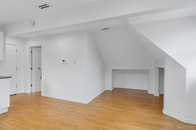 1077 Iroquois Street, Detroit, MI 48214